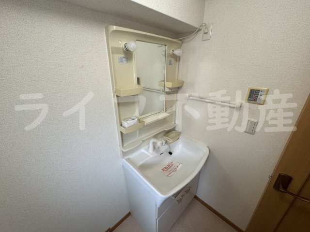 洗面設備　朝の支度にも助かる、独立の洗髪洗面化粧台