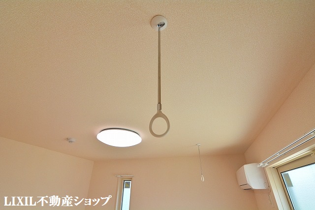 その他設備　北側洋室にはあると便利な室内物干し機能付です。