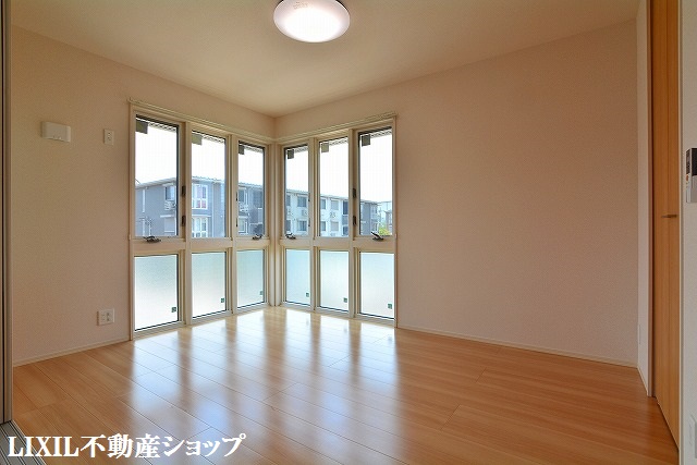その他　南側６．１帖の洋室です。