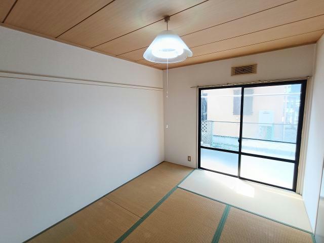 ライトコート八日市の居間写真