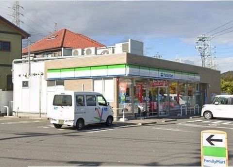 コンビニ　ファミリーマート一ツ木町７丁目（コンビニ）まで400m