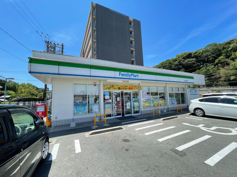 コンビニ　ファミリーマート折尾堀川町店（コンビニ）まで181m