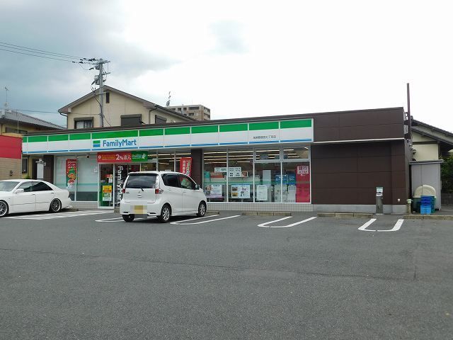 コンビニ　ファミリーマート（コンビニ）まで130m