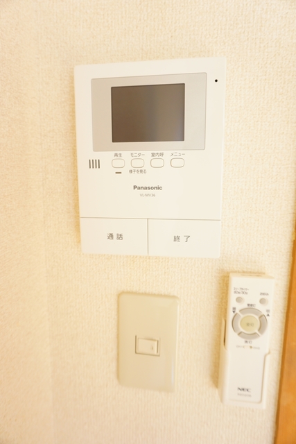 セキュリティ　来訪者の姿を確認できるＴＶモニター付インターホン設置済です！