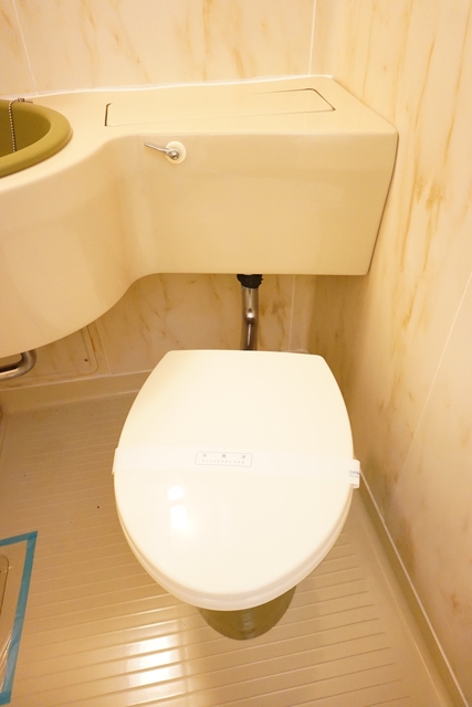 トイレ　白を基調とした空間で清潔感のあるトイレです♪