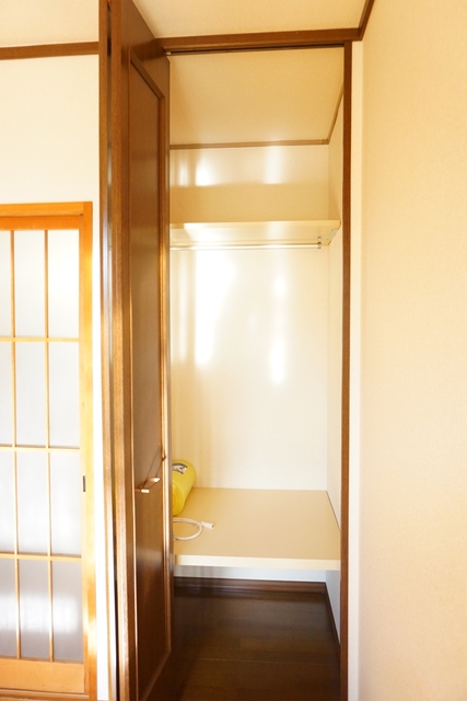 収納　パイプハンガーがあるので畳まず衣類を掛けることができます♪