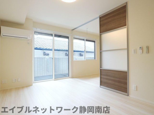 その他設備　こちらのリビングで趣味の時間をお楽しみください