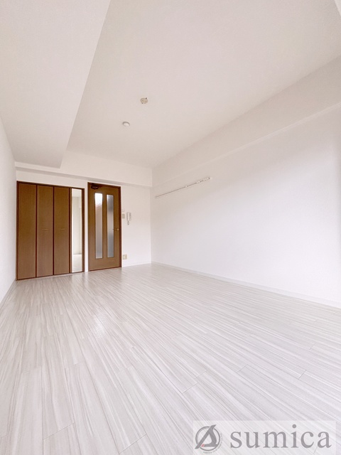 居室・リビング　内装は白を基調として建具とキッチンがグッと映えてます＾＾