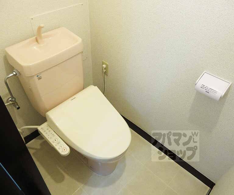 トイレ　ウォシュレット付き。