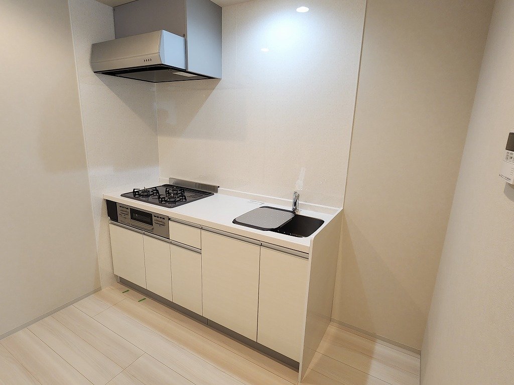 キッチン　冷蔵庫置場・３口システムキッチン　給湯リモコン付き
