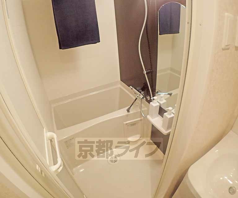 バス・シャワールーム　洗い場に鏡が付いています。