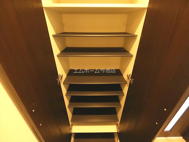 玄関　玄関　シューズボックス付（収納充実してます）