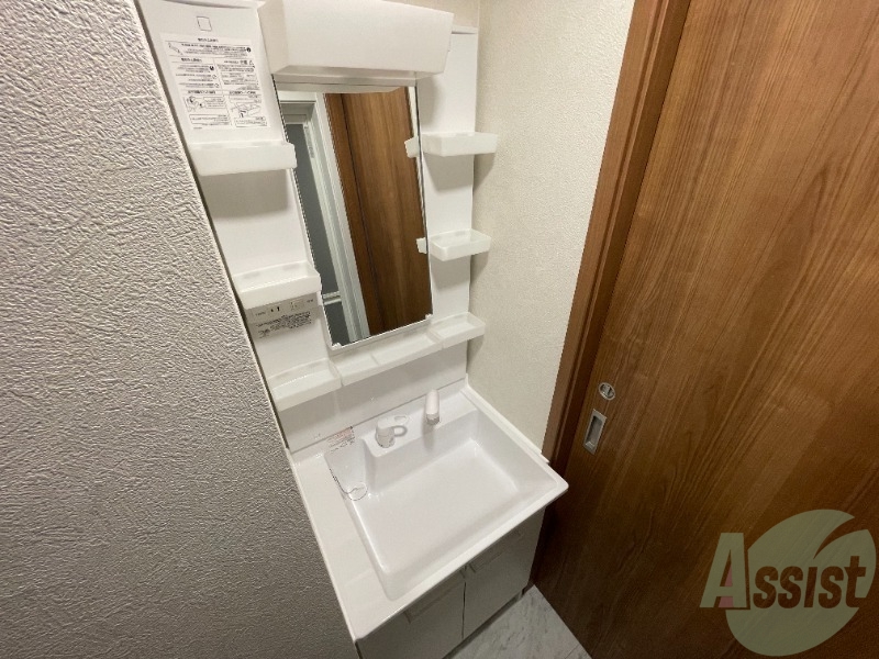 洗面設備　独立洗面台があるので朝の身支度もしやすくなりますね。