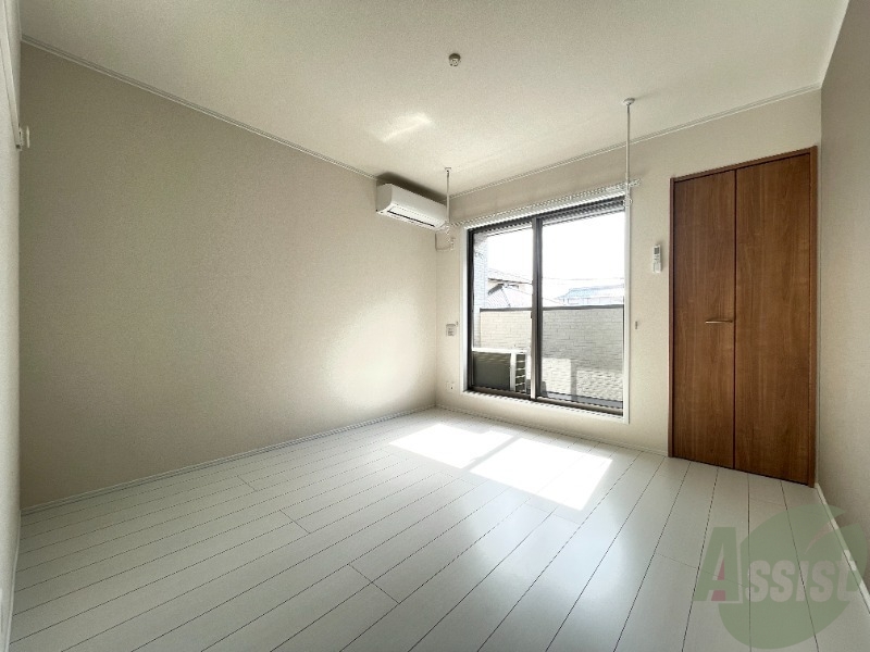 居室・リビング　洋室６．６帖。南向きで日当たりがいいお部屋になっております。