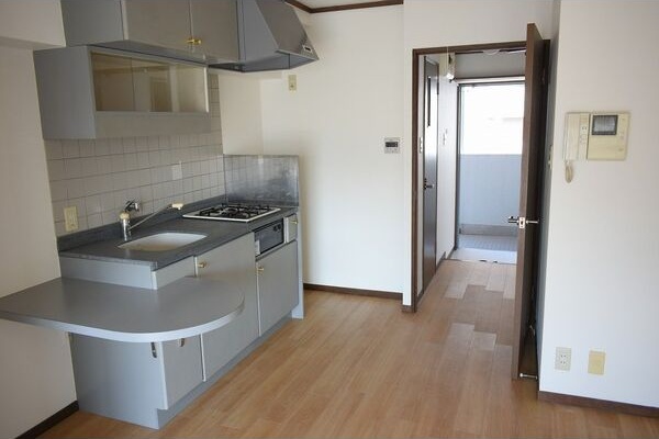 キッチン　※写真は同じマンションの違う部屋のものになります。反転タイプ