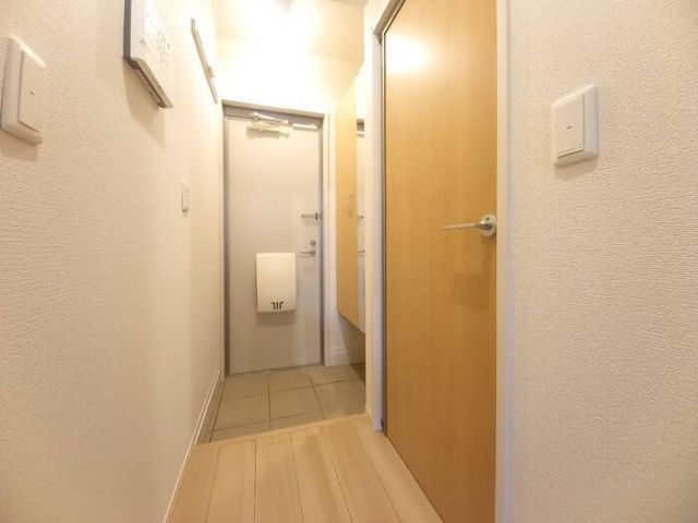 ＪＲ東海道本線 静岡駅 バス乗車時間：17分 最寄りバス停で下車 徒歩10分 2階建 築11年の玄関写真
