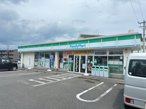 コンビニ　ファミリーマート 久居北口店（コンビニ）まで638m