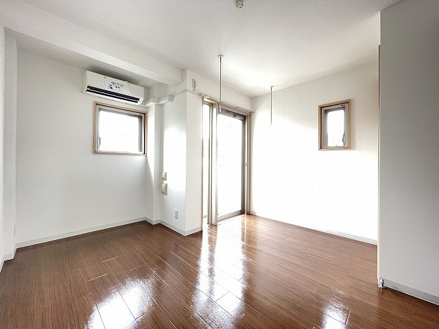 居室・リビング　西向き洋室6.2帖☆バルコニーに繋がる角部屋二面採光のお部屋