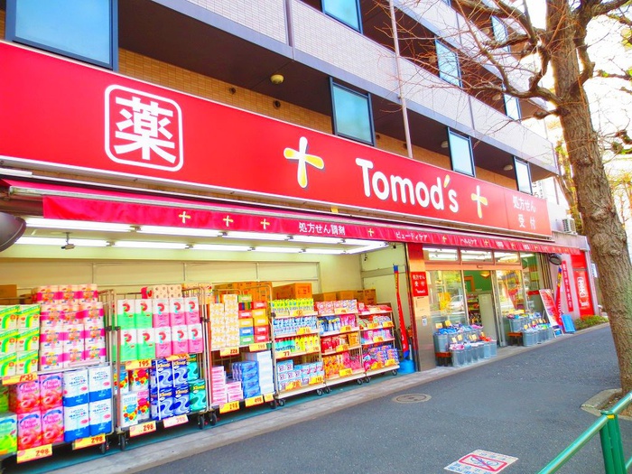 ドラックストア　トモズ梅里店（ドラッグストア）まで221m