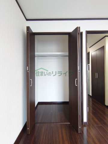 収納　８帖の広々洋室です。　室内とても綺麗です。