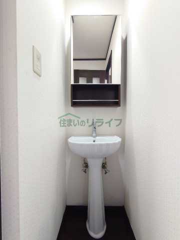 洗面設備　広々玄関です。シューズＢＯＸ付きです。