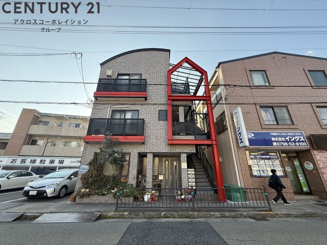 建物外観　居住者専用のごみ置き場があります。