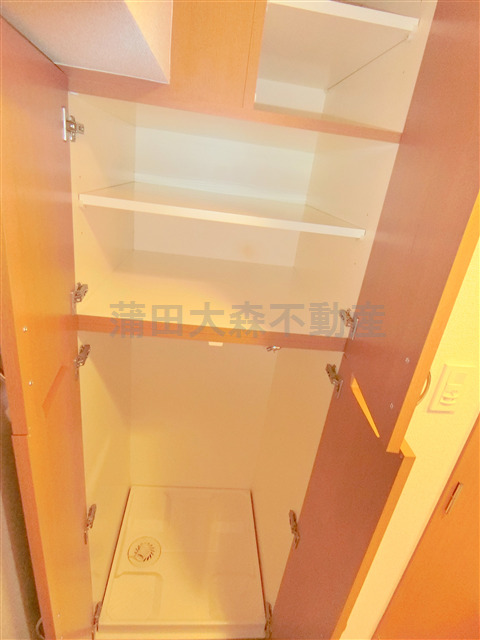 その他設備　玄関横室内洗濯機置き場　上部収納