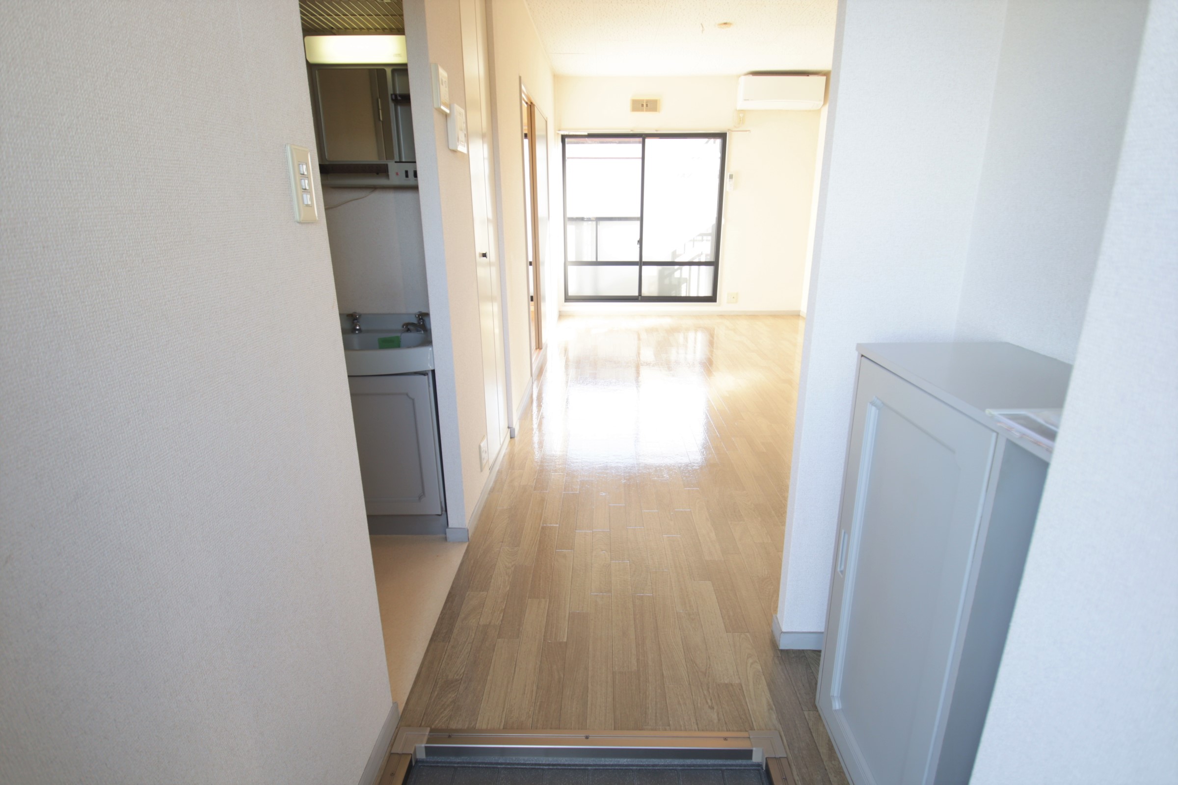 玄関　※同物件別号室写真となります。