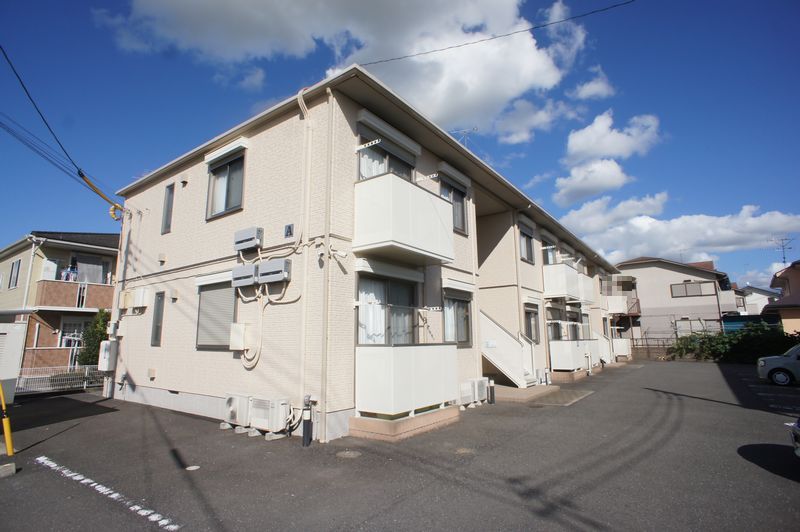 建物外観　敷地内に防犯カメラ（２台）付きなので安心をご提供♪