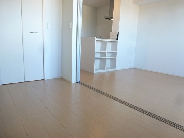 その他部屋・スペース　リビング隣の洋室からです。