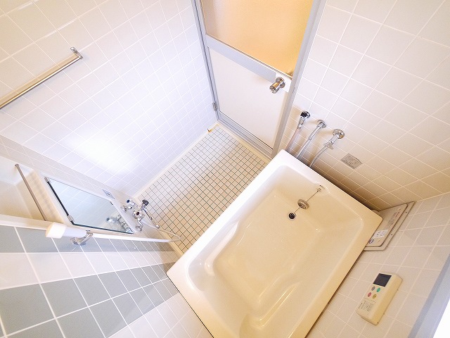 バス・シャワールーム　コンパクトで使いやすいお風呂です