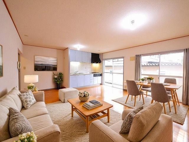 居室・リビング　CGで家具等を配置したもので家具等は含まれません