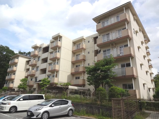 三田市すずかけ台のマンションの建物外観