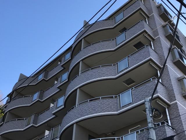 横浜市栄区公田町のマンションの建物外観