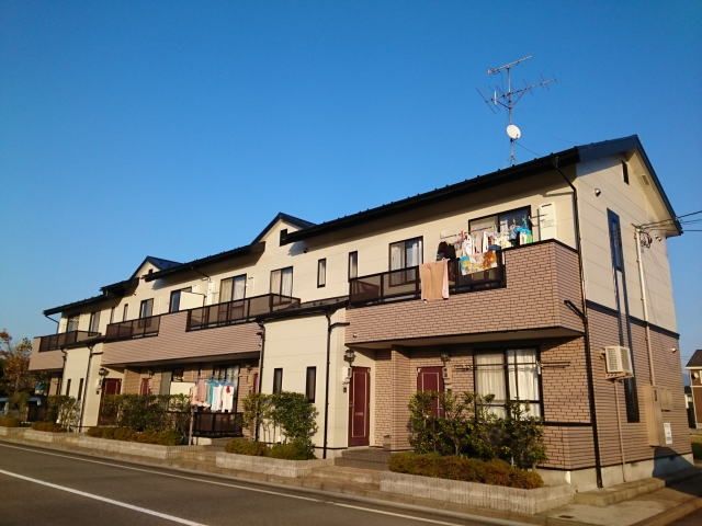 坂井市春江町東太郎丸のアパートの建物外観