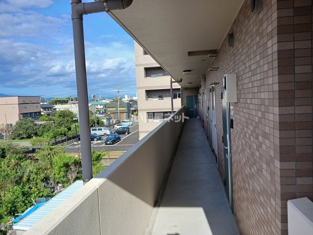 【静岡市駿河区中島のマンションのエントランス】