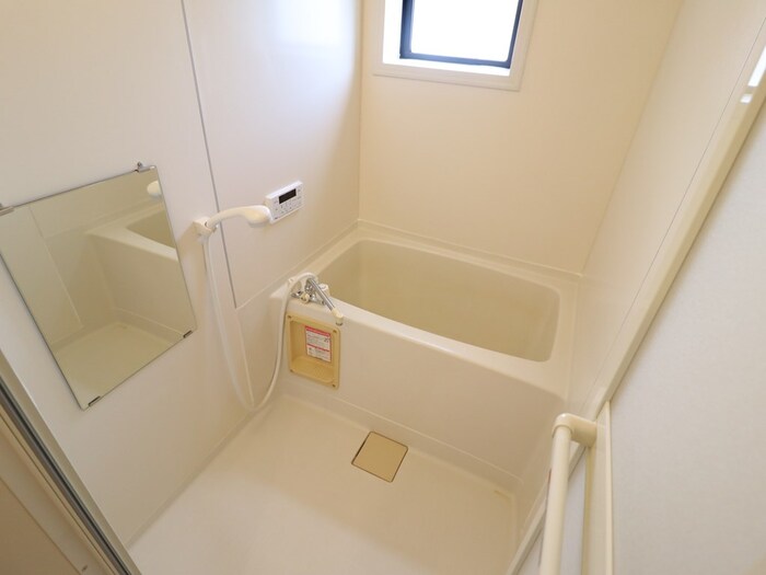 バス・シャワールーム　追い焚き給湯式浴室（小窓付）