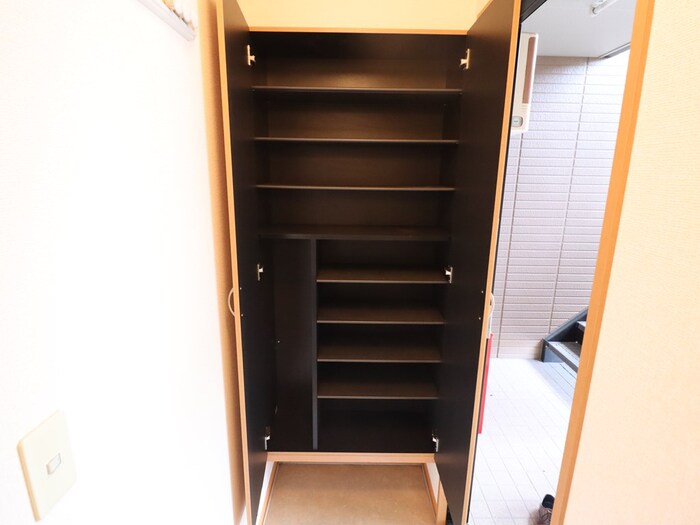 玄関　トールタイプのシューズボックス