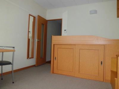 居室・リビング　姿見やベッドも付いてます。