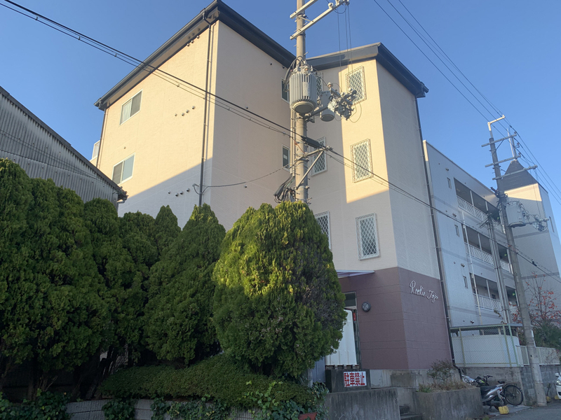 【ルーキー東条の建物外観】