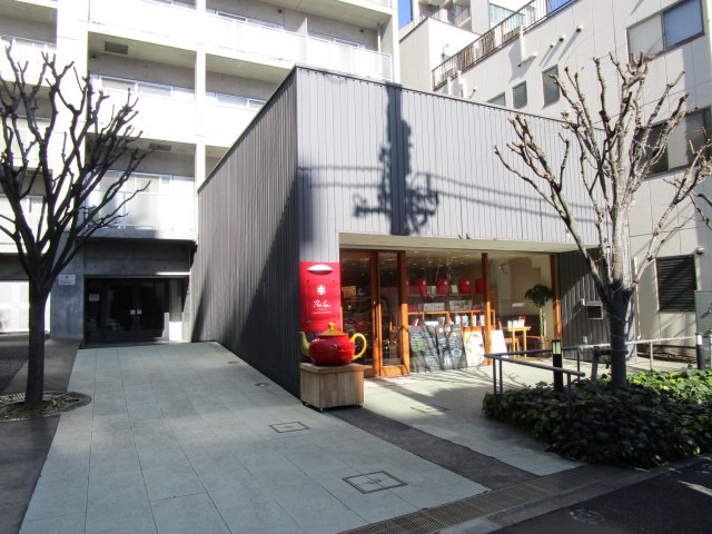 【新宿区箪笥町のマンションのエントランス】