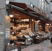 【新宿区箪笥町のマンションのスーパー】