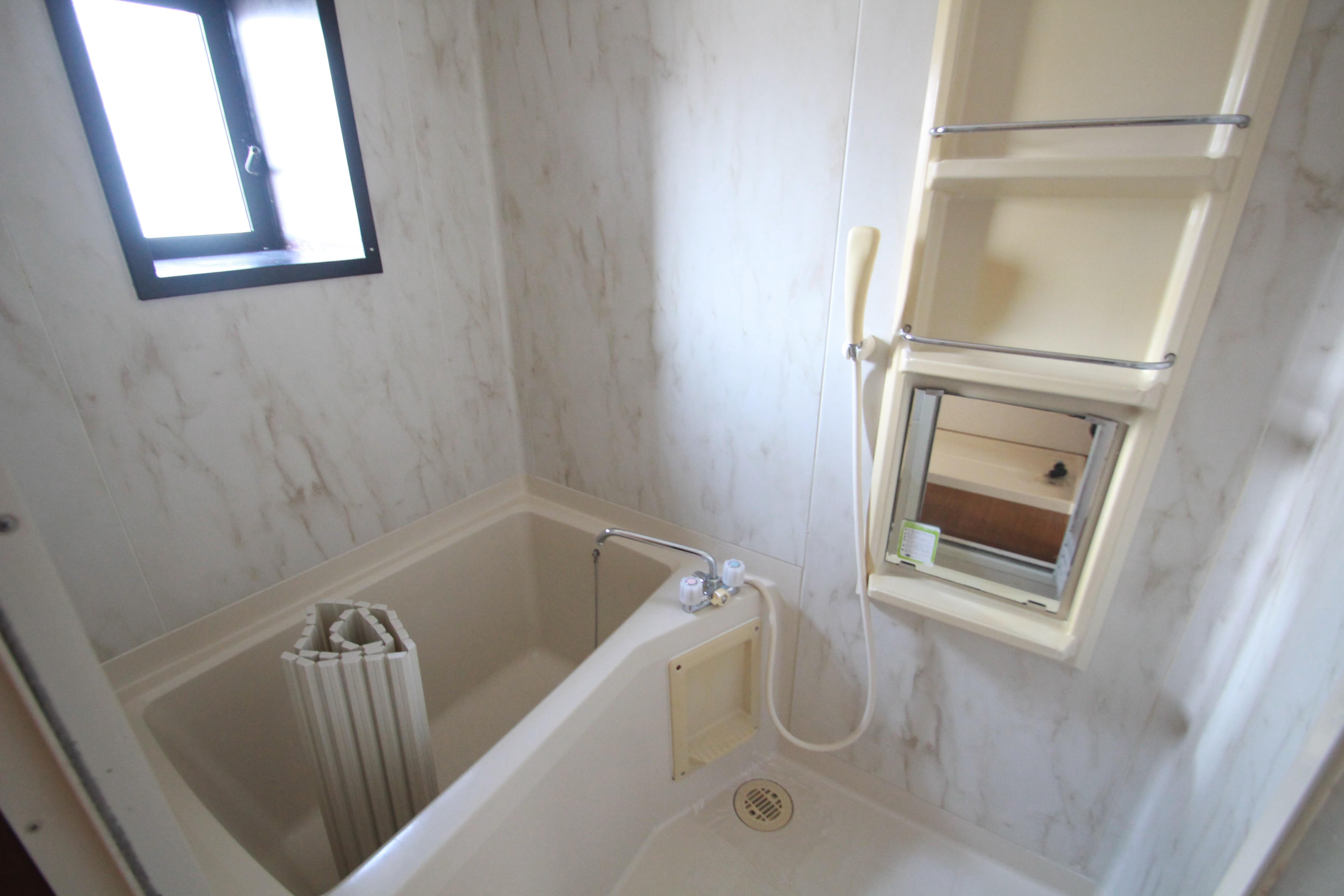 バス・シャワールーム　浴室です。小窓がついていて明るいです！