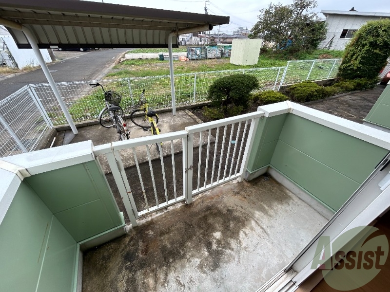 バルコニー　バルコニーは洗濯物がはかどりそうな広さがありますよ。