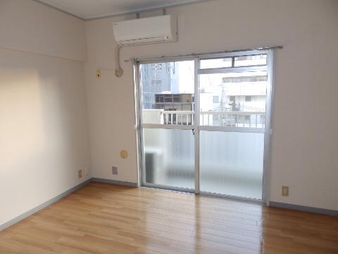 居室・リビング　室内