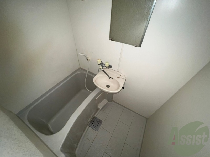 バス・シャワールーム　コチラで日々の疲れを癒し、リラックスしてください。