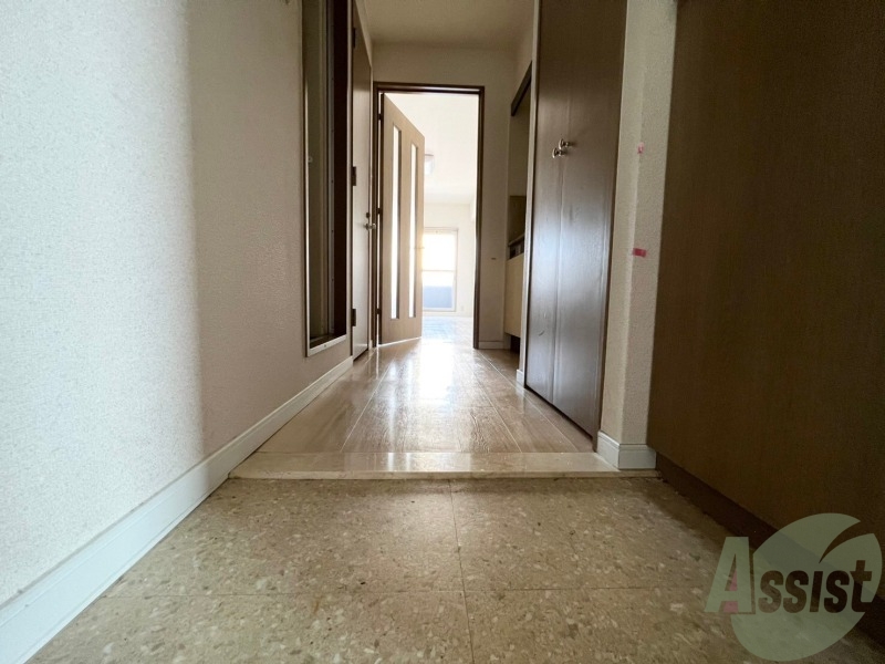 玄関　玄関から撮影しました。敷居が高くなくて安心ですね。