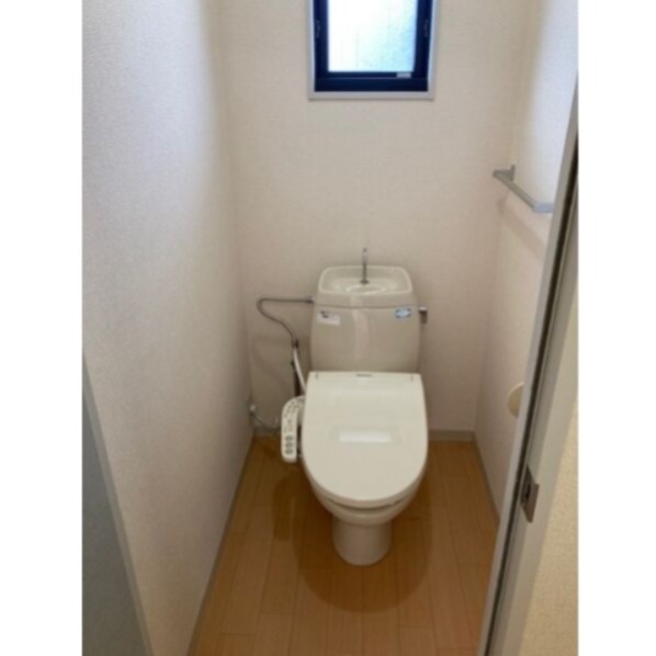 トイレ　別部屋の写真です。