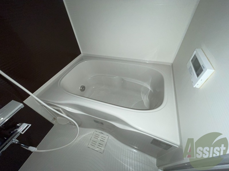 バス・シャワールーム　浴室は追いだき機能と浴室乾燥機付きです。嬉しい設備ですね。