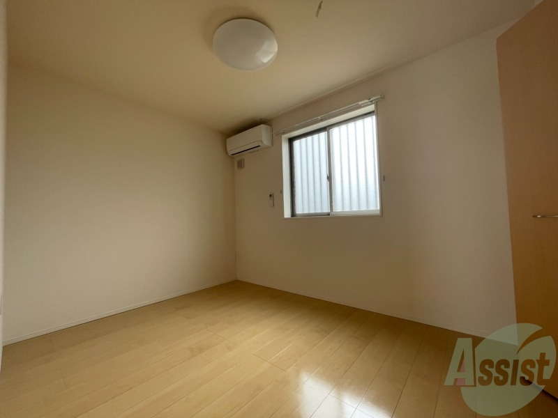 その他部屋・スペース　寝室は５．５帖の洋室です。エアコンが付いているのも嬉しいです